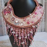 Plastron Rose Royale, brodé avec des perles semi-précieuses, cristal de Swarovski et diverses perles de qualité façon Haute-Couture